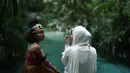 Dinda Hauw berpose dengan seorang wanita cantik asal Papua yang mengenakan busana adat lengkap dengan hiasan kepala. Keduanya terlihat bahagia menikmati keindahan alam di lokasi tersebut. (Liputan6.com/IG/@dindahw)