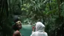 Dinda Hauw berpose dengan seorang wanita cantik asal Papua yang mengenakan busana adat lengkap dengan hiasan kepala. Keduanya terlihat bahagia menikmati keindahan alam di lokasi tersebut. (Liputan6.com/IG/@dindahw)