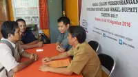 Dua Guru Honorer di Brebes tanya persyaratan calon independen (Liputan6.com/Fajar Eko Nugroho)