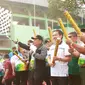 Bupati Sidoarjo Saiful Ilah bersama Staf Ahli Menpora Bidang Kelembagaan dan Kemitraan Candra Bhakti melepas Gowes Nusantara. (Foto: Liputan6.com/Dian Kurniawan)