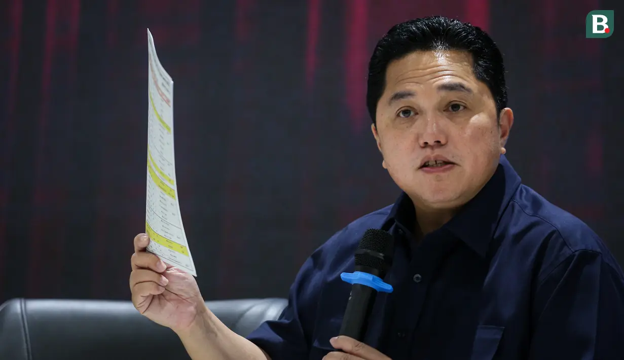 <p>Ketua Umum PSSI, Erick Thohir memberikan keterangan kepada wartawan saat konferensi pers perihal pembentukan Satgas PSSI yang berlangsung di GBK Arena, Senayan, Jakarta, Jumat (28/04/2023). (Bola.com/Bagaskara Lazuardi)</p>