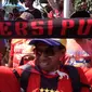 Persipura Mania turun ke jalan menuntut pemerintah membenahi persoalan persepak bolaan Indonesia. Terutama soal batalnya laga Piala AFC antara Persipura vs Pahang FA akibat tak keluarnya visa, Papua, Selasa (26/5/2015). (Liputan6.com / Katharina Janur)