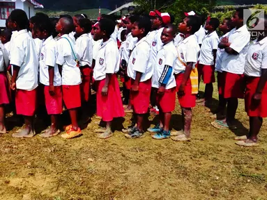 Murid Sekolah Dasar (SD) mengikuti upacara pengibaran bendera di Kantor Pemerintah Kabupaten Jayawijaya, Provinsi Papua, Kamis (17/8). Sebagian di antara peserta upacara hanya mengenakan sandal bahkan tanpa alas kaki. (Foto: Fitri Haryanti Harsono)
