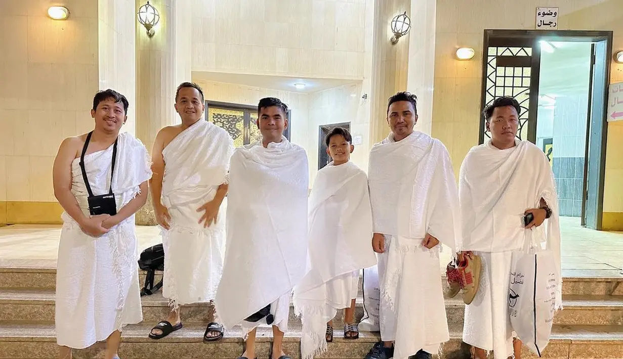 "Miqot," tulis farel.oslo yang sudah mengenakan busana ihram. Miqot adalah salah satu  bagian wajib dalam rangkaian umrah dan haji  karena tempat untuk melakukan ihram. [Instagram/farel.oslo]