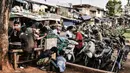 Sejumlah warga saat beralih menjadi tukang ojek akibat berhenti kerja di Jakarta, Kamis (12/11/2020). Dari jumlah tersebut, DKI Jakarta mendominasi dengan jumlah 10,9t persen dari total keseluruhan pengangguran di Indonesia. (merdeka.com/Iqbal S. Nugroho)