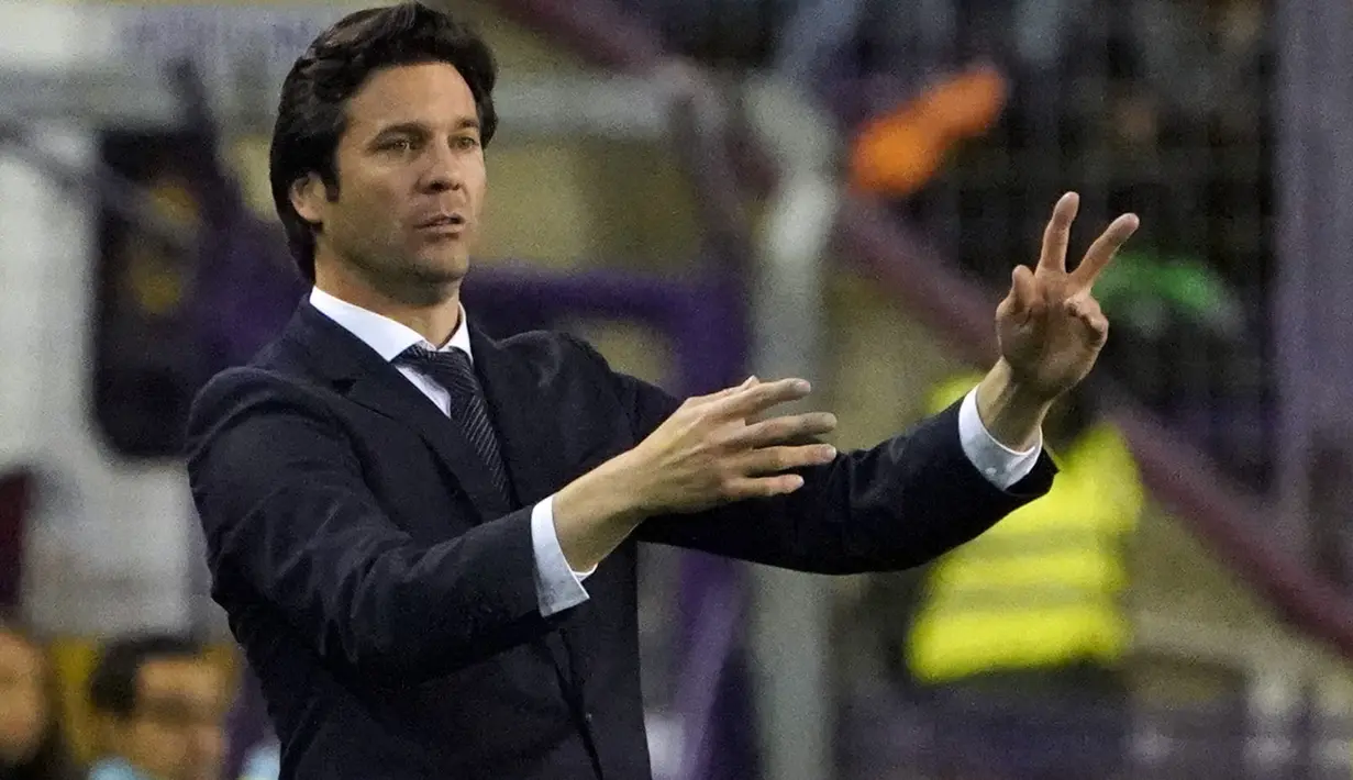 Ekspresi pelatih Real Madrid, Santiago Solari pada laga lanjutan La Liga yang berlangsung di Stadion Nuevo Jose Zorrilla, Valladolid, Senin (11/3). Real Madrid menang 4-1 atas Valladolid. (AFP/Cesar Manso)