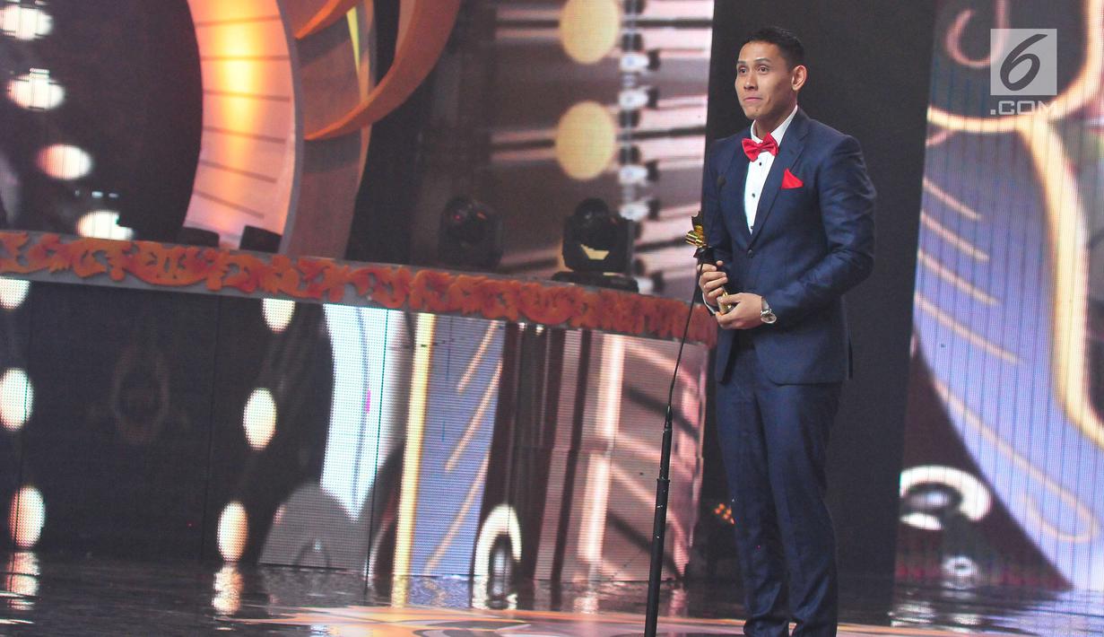 Aktor Ganindra Bimo menerima penghargaan Pemeran Pembantu Pria dalam ajang Festival Film Bandung 2017 di studio 6 Emtek, Jakarta (22/10). (Liputan6.com/Helmi Afandi)