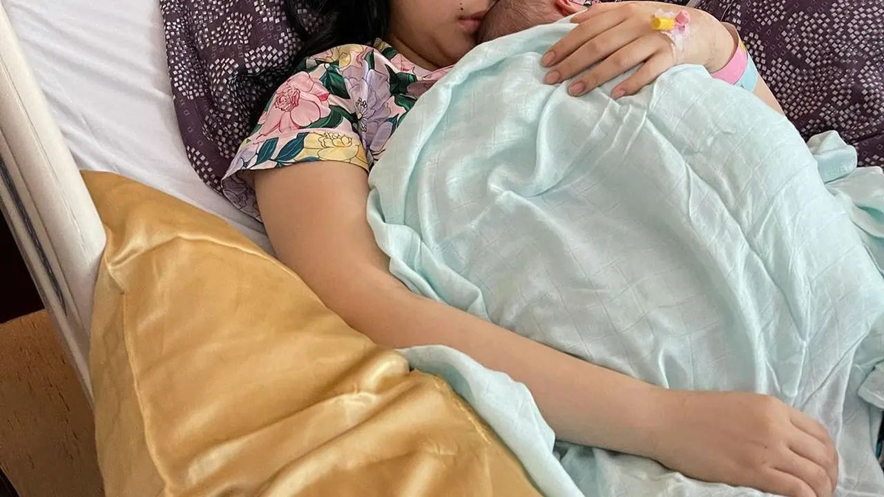 Nagita Slavina dan Baby R. (Foto: Instagram @raffinagita1717)