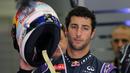Daniel Ricciardo sedang mempersiapkan diri jelang latihan bebas pertama di Sirkuit Internasional Bahrain, Jumat (17/4/2015). (AP Photo/Kamran Jebreili)