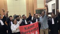 Majelis Hakim memutuskan membebaskan Direktur Lokataru Haris Azhar dan Koordinator Komisi untuk Orang Hilang dan Korban Tindak Kekerasan (KontraS) Fatia Maulidiyanti. (Ady Anugrahadi).