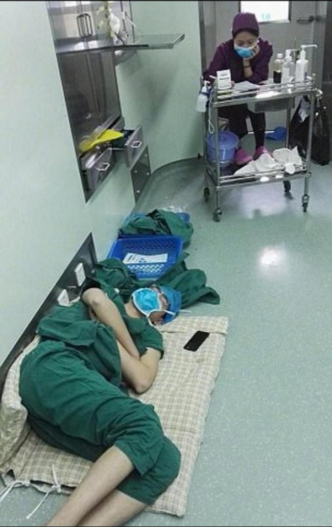 Dokter Luo kelelahan dan tidur di lantai rumah sakit | Photo: Copyright metro.co.uk