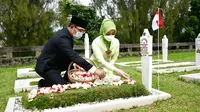 Gubernur Jawa Barat Ridwan Kamil mengupdate perkembangan upaya  pengusulan nama Mochtar Kusumaatmadja sebagai pahlawan nasional, usai tabur bunga Hari Pahlawan di TMP Cikutra, Kota Bandung, Rabu (10/11/2021).