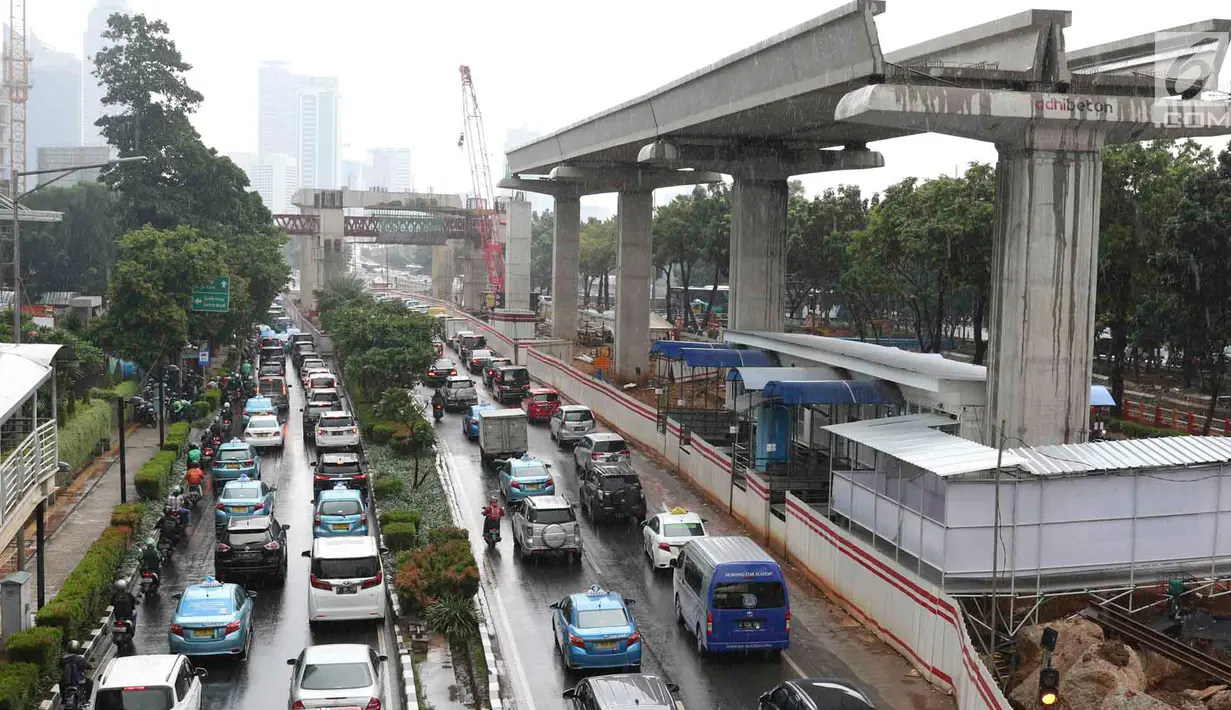 Sejumlah kendaraan berjalan merayap karena terjebak macet di Jalan HR Rasuna Said, Kuningan, Jakarta, Jumat (18/1). Penyempitan jalan akibat pembangunan proyek LRT berimbas pada kemacetan di kawasan tersebut. (Liputan6.com/Immanuel Antonius)