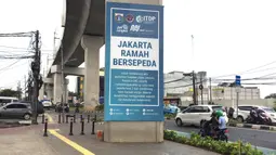 Pengendara sepeda motor melintasi jalur khusus sepeda di Jalan Fatmawati Raya, Jakarta, Rabu (22/1/2020). Kurangnya penerapan sanksi menyebabkan jalur khusus bagi pesepeda tersebut tidak steril dari kendaraan bermotor. (Liputan6.com/Immanuel Antonius)