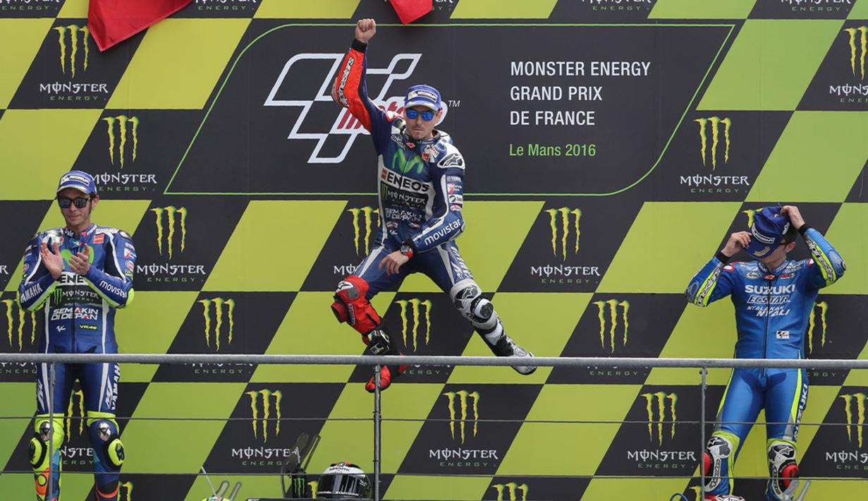 Podium juara MotoGP Prancis. Jorge Lorenzo juara diikuti Valentino Rossi dan pebalap Suzuki Ecstar, Maverick Vinales. (AFP/Charly Triballeau) 