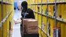 Pekerja mencari pesanan pelanggan yang akan dikirim dengan layanan Amazon Prime Now di pusat gudang toko online Amazon di Singapura, Kamis (27/7). Amazon Prime merupakan layanan bagi pelanggan yang membayar biaya langganan tahunan. (AP Photo/Joseph Nair)