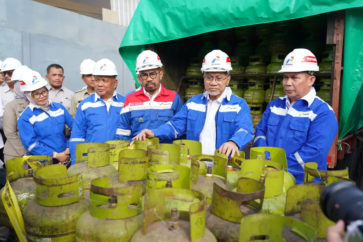 Menteri Perdagangan (Mendag) Zulkifli Hasan memimpin ekspose penemuan LPG 3 kg tak standar Senin, (27/5/2024). Ekspose dilakukan di Stasiun Pengisian dan Pengangkutan Bulk Elpiji (SPPBE) swasta di kawasan Koja, Jakarta Utara. (Dok Kemendag)