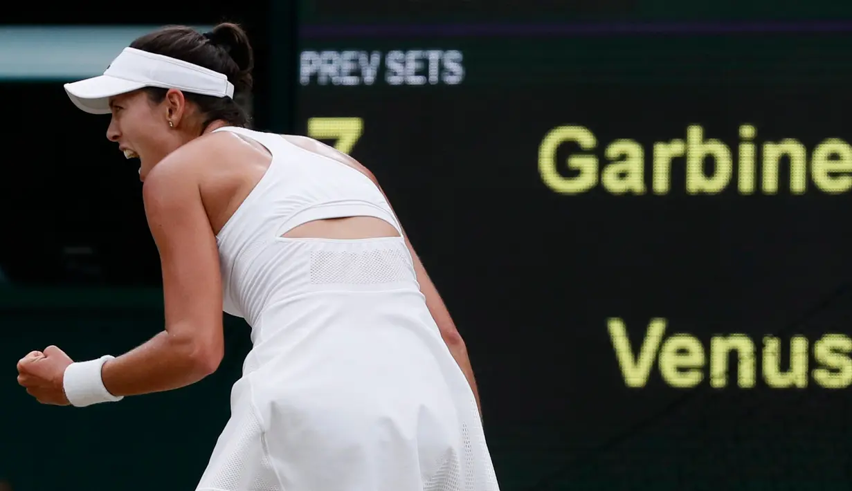 Petenis Spanyol, Garbine Muguruza bereaksi setelah mencetak poin pada final Wimbledon 2017 di London, Sabtu (15/7). Muguruza berhasil menjuarai Wimbledon 2017 setelah meraih kemenangan atas petenis AS Venus Williams. (AP Photo/Kirsty Wigglesworth)