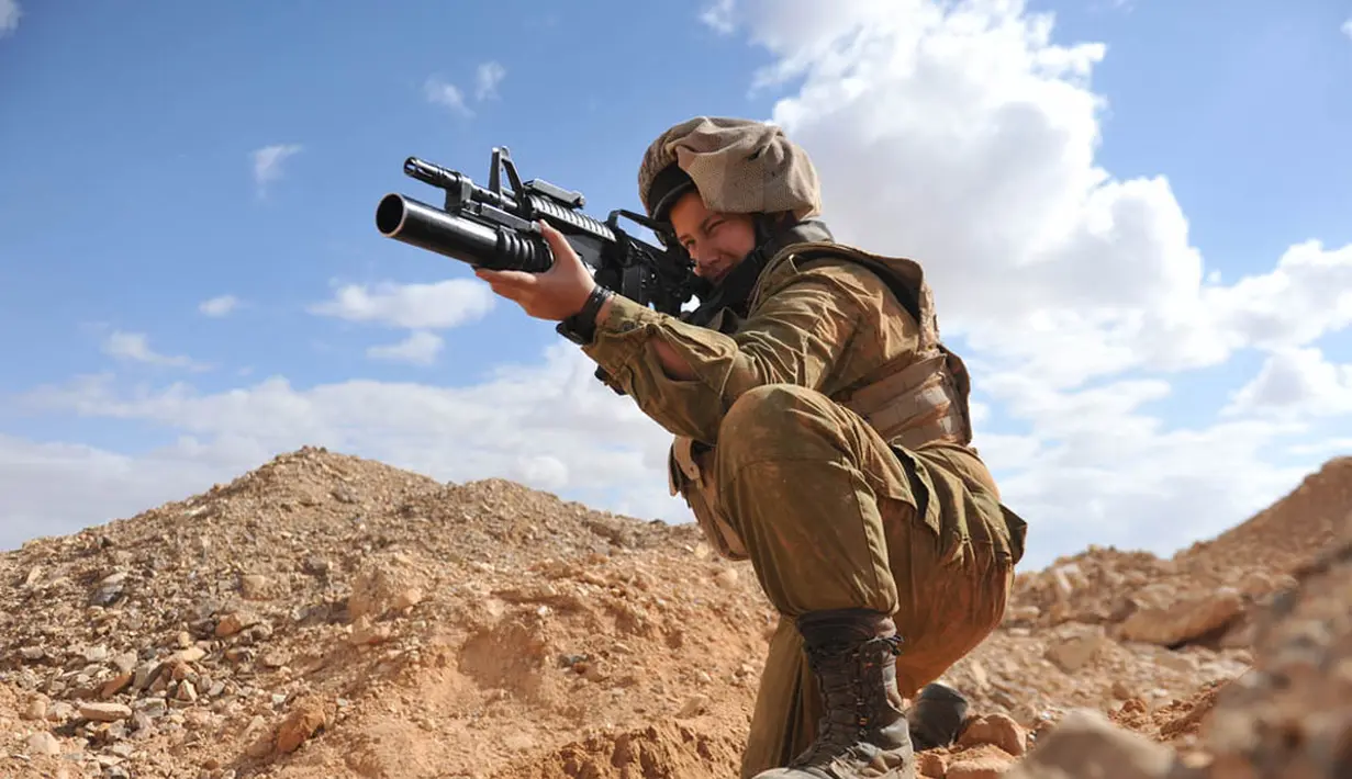 Gadis-gadis remaja di Israel wajib menjalani wajib militer selama 2 tahun. Mereka ditempa untuk menjadi anggota dari Israel Defence Force (IDF) (Istimewa:flickr.com/Israel Defence Forces)