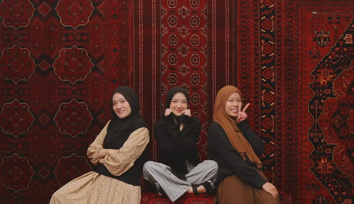 Ia baru-baru ini bukber dengan kedua sahabatnya. Momen itu diunggah di akun Instagramnya (4/4/2023) [Instagram @nissa_sabyan]