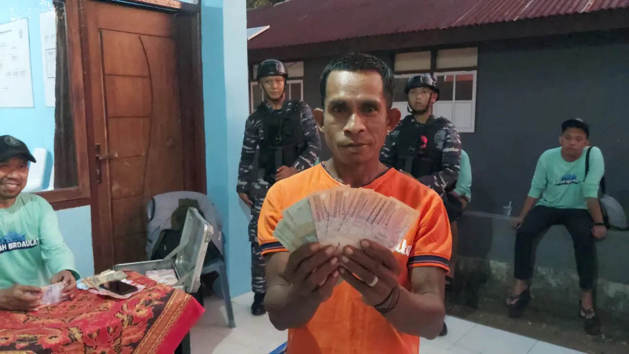 Layanan Penukaran Uang dalam Ekspedisi Rupiah Berdaulat (ERB) Bank Indonesia di Desa Tifu, Kecamatan Leksula, Kabupaten Buru Selatan, Pulau Buru, Maluku, Kamis (24/10/2024).