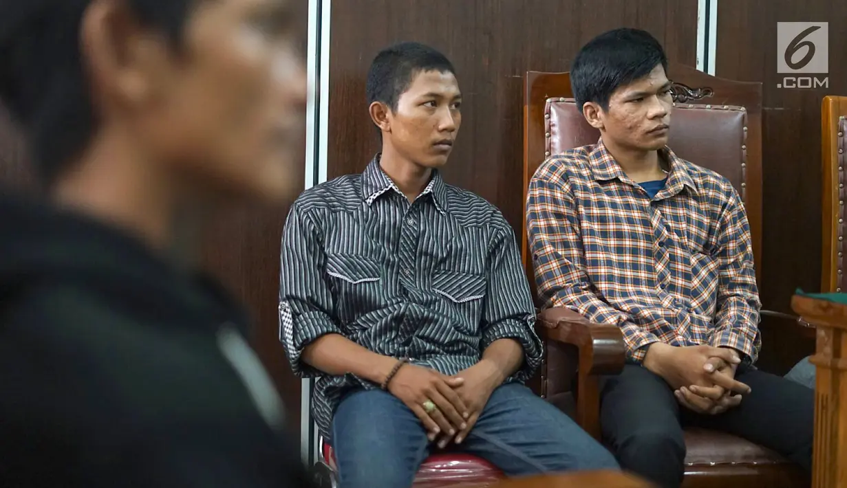 Dua dari empat pengamen Cipulir korban salah tangkap saat mengikuti sidang praperadilan perdana gugatan di PN Jakarta Selatan, Senin (22/7/2019). Melalui LBH, mereka mengajukan gugatan terhadap Polda Metro Jaya, Kejati DKI, dan Kementerian Keuangan. (Liputan6.com/Immanuel Antonius)
