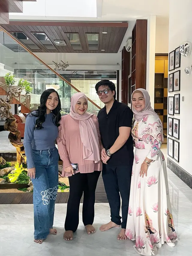 Potret Vien Tasman bersama Rachel Vennya, Aurel Hermansyah dan Atta Halilintar (Instagram/ vienstasman)