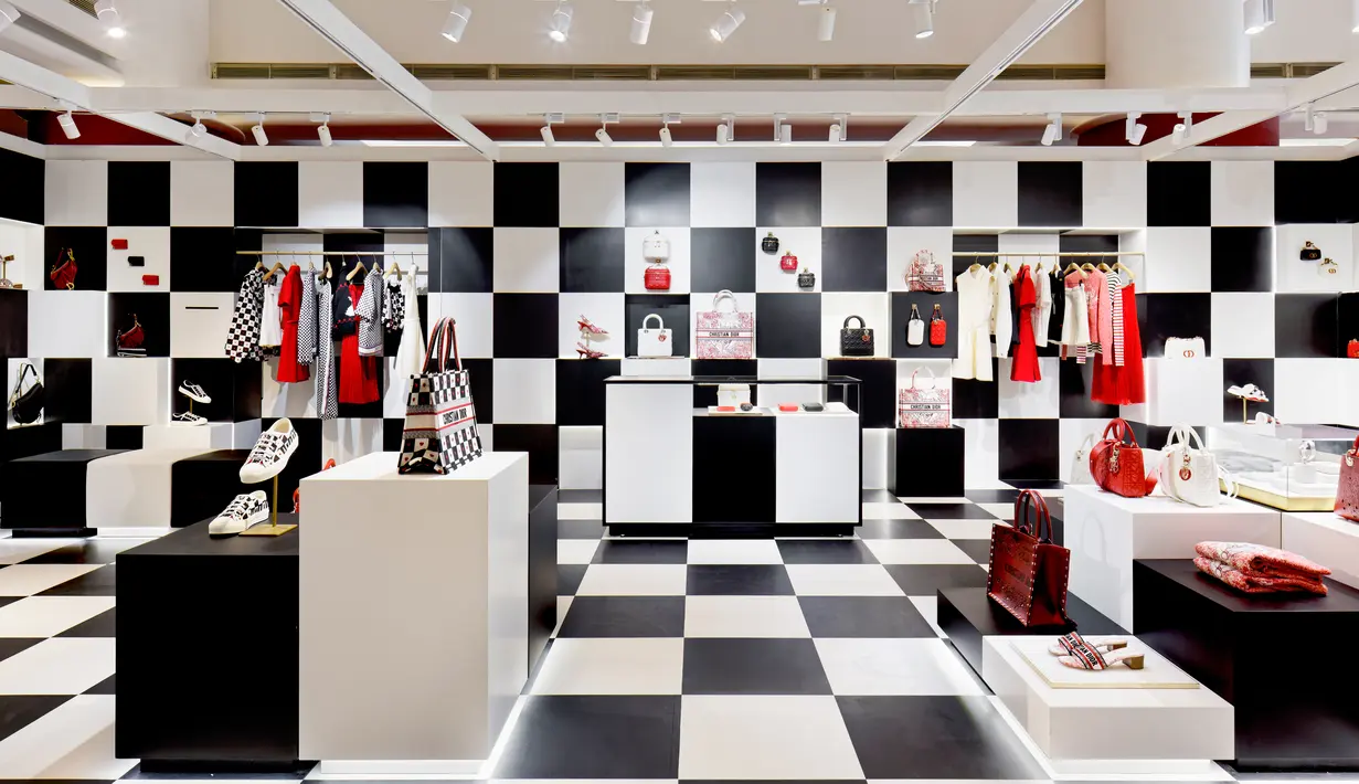 Interior area pop-up store yang ditata apik dengan dominasi hitam putih mengikuti tema koleksi Dioramour. (Foto: dok DIOR -Fernando Gomulya)