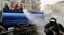 Personel dinas Kota Amman menyemprot warga dengan sprinkler air untuk mengurangi efek dari gelombang panas di Yordania, Senin(3/8/2015). (REUTERS/Muhammad Hamed)