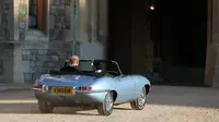 Pangeran Harry dan istrinya Meghan Markle meninggalkan Kastil Windsor untuk ke acara resepsi dekat Frogmore House (19/5). Jaguar Classic E-Type Concept Zero merupakan mobil telah disulap menjadi mobil bertenaga listrik . (AFP Photo/Pool/Steve Parsons)