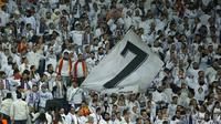 Suporter Real Madrid mengibarkan bendera raksasa saat melawan Dortmund pada laga Liga Champions di Stadion Santiago Bernabeu, Madrid, Rabu (6/12/2017). Madrid menang 3-2 atas Dortmund. (AP/Paul White)