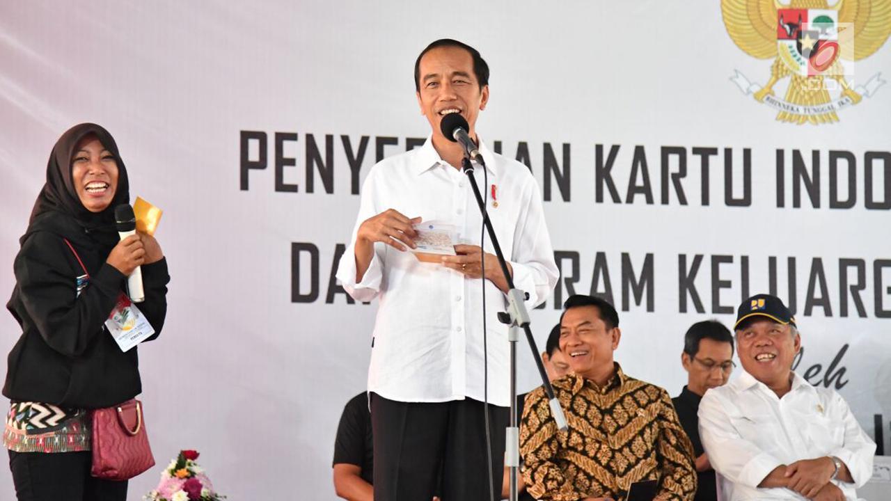 Kunjungan Kerja ke Palembang, Jokowi Bagikan 1.700 KIP dan 994 PKH
