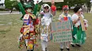 Aktivis lingkungan yang mengenakan pakaian berbahan sampah plastik tampil dalam acara kampanye memperingati Hari Bumi internasional di Seoul, Korea Selatan, Senin (22/4/2024). (Jung Yeon-je / AFP)