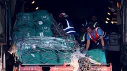 Pesawat Saudi berangkat dari bandara internasional King Khalid di Riyadh membawa puluhan ton bahan bantuan untuk membantu mereka yang terkena dampak perang di Lebanon. (Fayez Nureldine/AFP)