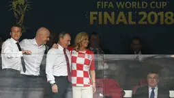 Presiden Prancis Emmanuel Macron, Presiden FIFA Gianni Infantino, Presiden Rusia Vladimir Putin dan Presiden Kroasia Kolinda Grabar-Kitarovic foto bersama menjelang final Piala Dunia 2018 di Stadion Luzhniki, Moskow (15/7). (AFP Photo/Christophe Simon)