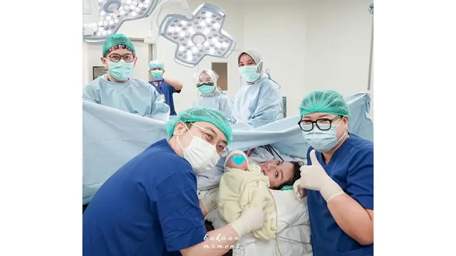 7 Potret Tengku Dewi Putri Lahirkan Anak Kedua, Sudah Digendong Andrew Andika