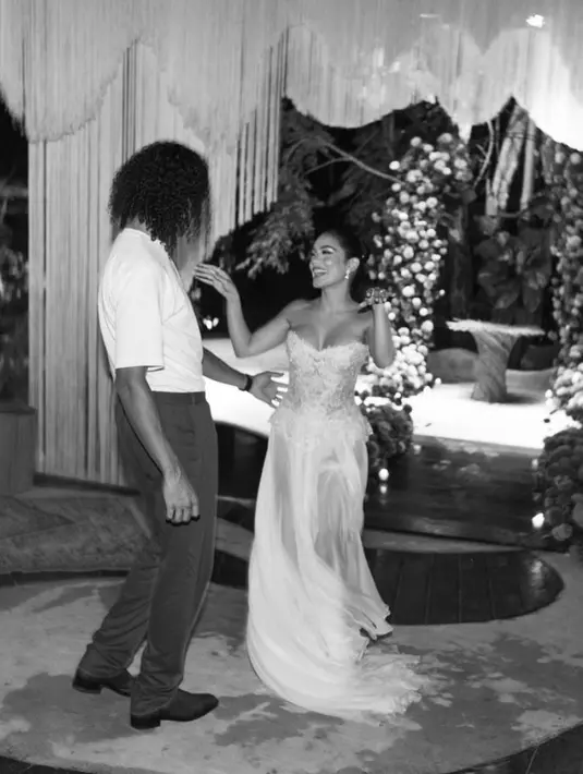 Untuk pesta resepsi, Vanessa memilih tampilan Vera Wang yang lain. Dia memilih gaun putih romantis yang terbuat dari renda macrame tanpa tali dan mousseline sutra. Ini memiliki garis leher terjun tanpa tali, rok tulle yang mengalir, dan korset korset bersulam renda.  [@vanessahudgens/@verawang]