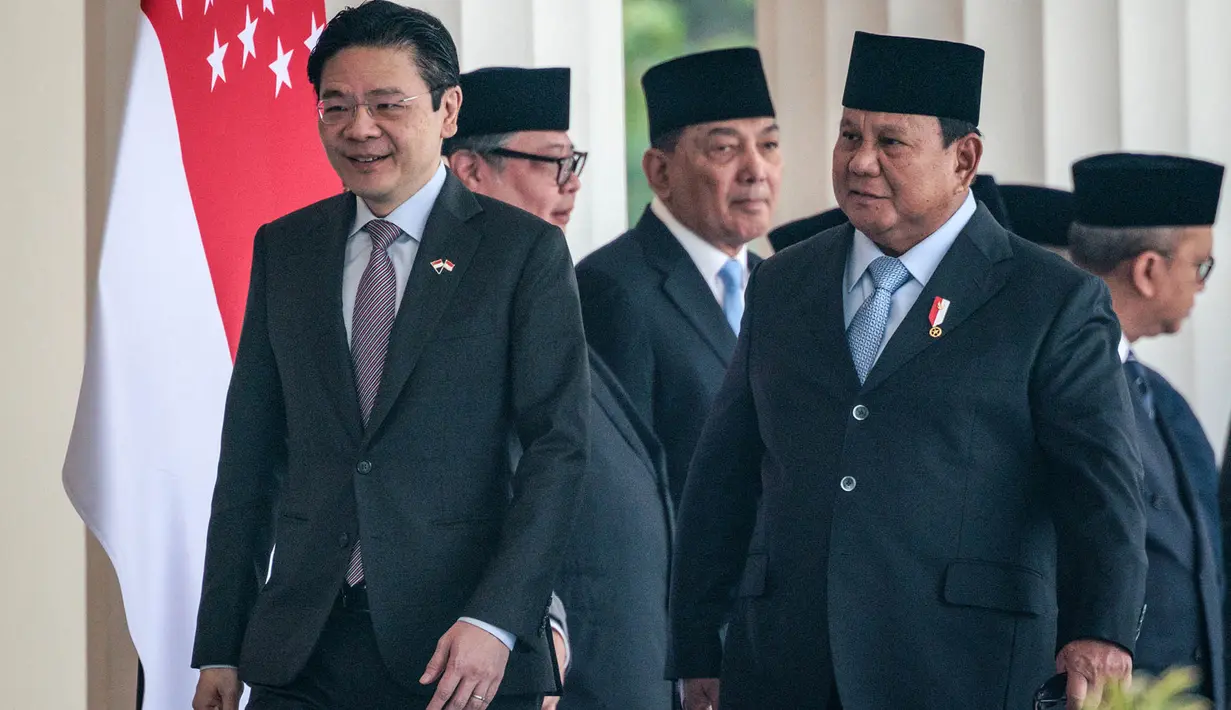 Presiden Prabowo Subianto menyambut kedatangan Perdana Menteri (PM) Singapura Lawrence Wong di Istana Merdeka, Jakarta, Senin (6/7/2026). (AFP/ Yasuyoshi Chiba)
