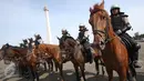Sejumlah pasukan berkuda Polri mengikuti apel kesiapsiagaan pengamanan tahap kampanye Pilkada Serentak 2017 di Lapangan Silang Monas, Jakarta, Rabu (2/11). Apel pasukan dipimpin inspektur upacara Panglima TNI dan Kapolri (Liputan6.com/Immanuel Antonius)