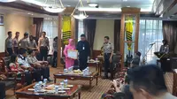 Medagri Tjahjo Kumolo memberikan penghargaan dan piagam kepada 22 anggota Polri yang gugur saat bertugas mengamankan Pemilu 2019. (Liputan6.com/Nanda Perdana Putra)