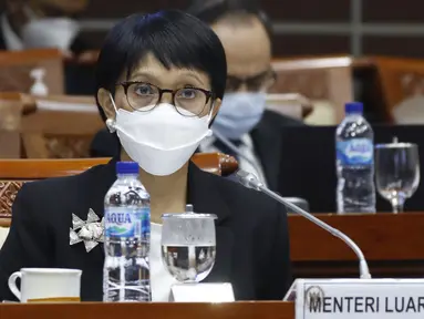 Menteri Luar Negeri Retno Marsudi saat Rapat Dengar Pendapat (RDP) bersama Komisi I DPR RI, Jakarta, Selasa (26/1/2021). Rapat tersebut membahas perkembangan diplomasi vaksin COVID-19 guna program vaksinasi nasional. (Liputan6.com/Angga Yuniar)