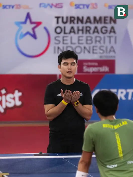 Selebritas Aldi Taher berdoa saat melawan Rizky Billar pada laga tenis meja Turnamen Olahraga Selebriti Indonesia (TOSI) di GOR UNJ, Jakarta, Minggu (16/07/2023). Aldi Taher kalah tiga set langsung dari Rizky Billar dengan skor 12-21, 15-21, 11-21. (Bola.com/Bagaskara Lazuardi)