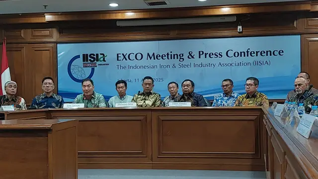 Asosiasi Industri Besi dan Baja Indonesia (IISIA) menyikapi kebijakan tarif resiprokal Presiden Amerika Serikat (AS) Donald Trump. (Arief/Liputan6.com)