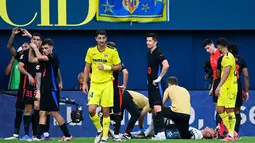 Marc-Andre Ter Stegen langsung mendapatkan bantuan medis usai dirinya merasa kesakitan ketika menghadapi Villarreal di Stadion La Ceramica pada Minggu (22/9/2024). Ter Stegen mengalami cedera lutut yang terlihat cukup parah di babak pertama. (AFP/Jose Jordan)