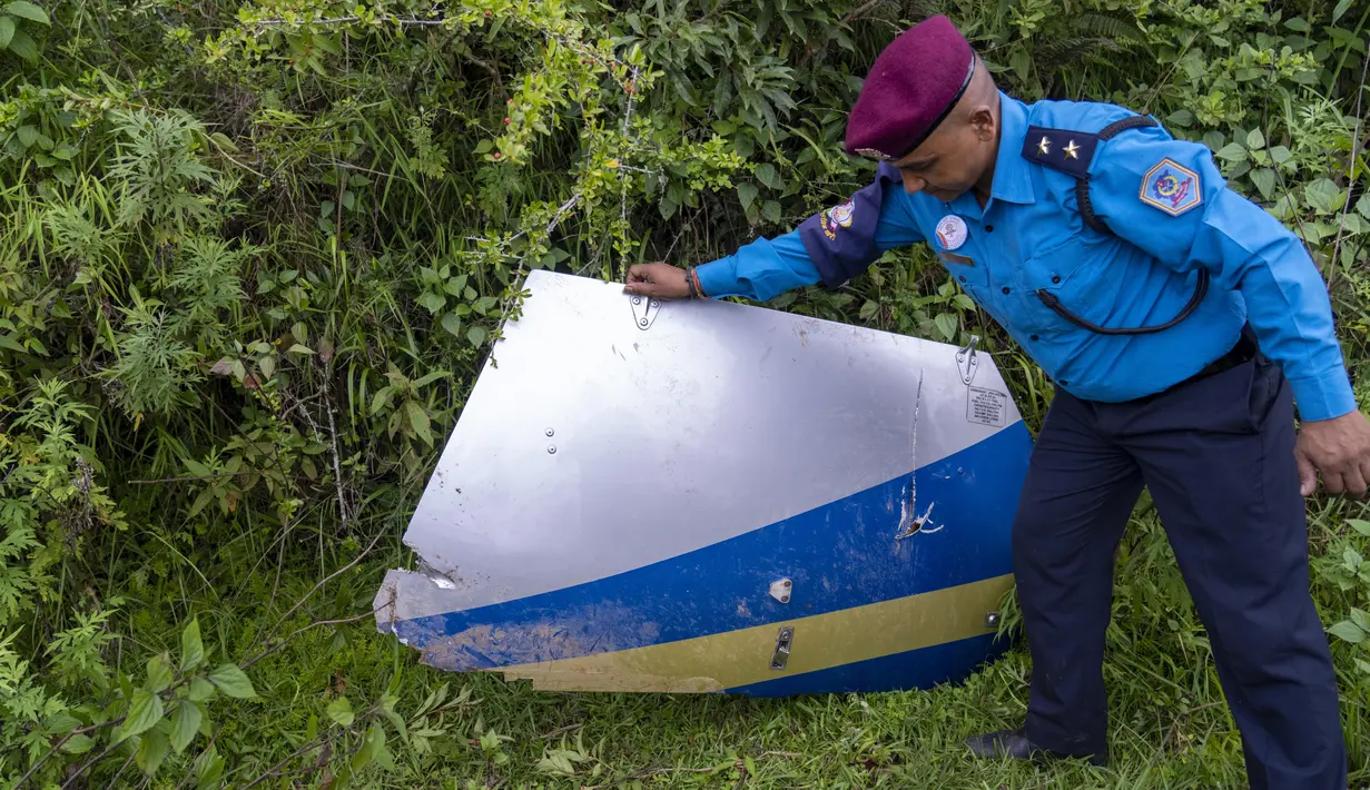 Heli tersebut diketahui milik maskapai Air Dynasty yang berbasis di Nepal. (AP Photo/Nirajan Shrestha)