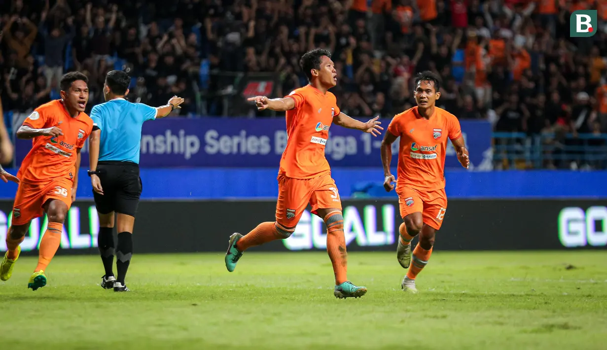 <p>Selebrasi pemain Borneo FC, Muhammad Alfharezzi (tengah) setelah mencetak gol pertama timnya ke gawang Madura United pada laga leg kedua semifinal Championship Series BRI Liga 1 2023/2024 di Stadion Batakan, Balikpapan, Kalimantan Timur, Minggu (19/5/2024). (Bola.com/Bagaskara Lazuardi)</p>