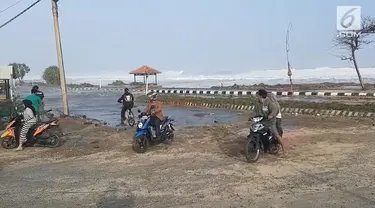 Gelombang tinggi yang terjadi di pantai selatan Jawa juga menghantam Garut. Warga yang ada di sekitar kejadian ketakutan dan kabur.