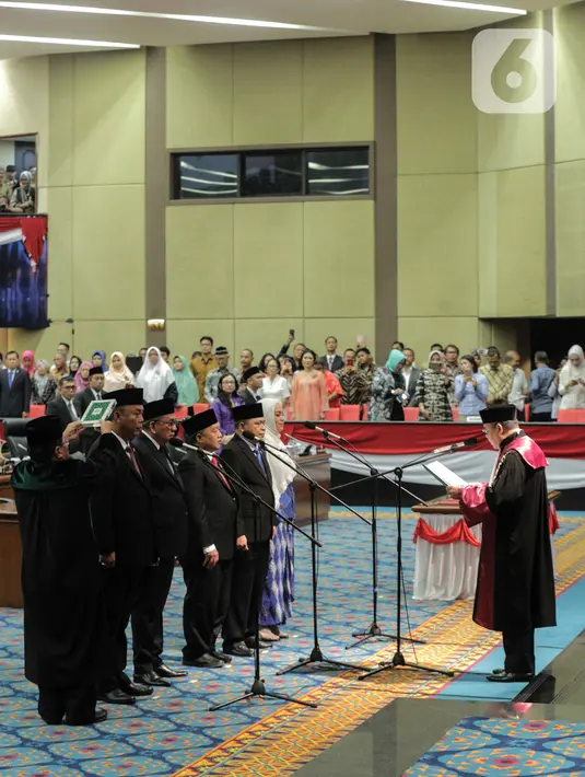 Prosesi pengambilan sumpah lima pimpinan DPRD DKI Jakarta saat dilantik di Gedung DPRD DKI Jakarta, Senin (14/10/2019). Wakil Ketua DPRD DKI Jakarta dijabat oleh Ahmad Suhaimi dari PKS, Zita Anjani dari PAN, M Taufik dari Gerindra, dan Misan Samsuri dari Demokrat. (Liputan6.com/Faizal Fanani)