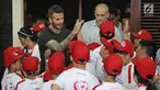 Mantan bintang sepak bola Inggris David Beckham menyapa anak-anak pada acara AIA Sepak Bola untuk Negeri di Jakarta, Minggu (25/3). David tampil di Stadion Soemantri Brodjonegoro dengan membagikan 10 ribu bola. (Liputan6.com/Herman Zakharia)