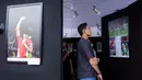 <p>Pemain Timnas Indonesia, Rizky Ridho menikmati foto cerita Boaz Solossa dalam pameran foto Media Cup 2025 yang bertema Timnas Indonesia dari Masa ke Masa di Cibis, Cilandak, Jakarta Selatan, Selasa (28/10/2025). (Bola.com/Bagaskara Lazuardi)</p>